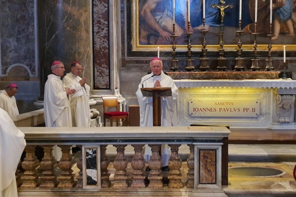arcybiskup Adam szal przy grobie Jana pawła drugiego